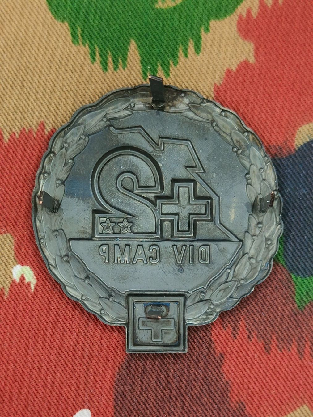 Schweizer Armee Uniformi: Béretemblem Felddivision 2, Variante 1, neu – Nuovo (secondo la descrizione) da Bauma venduto da SwissMilitaria 1