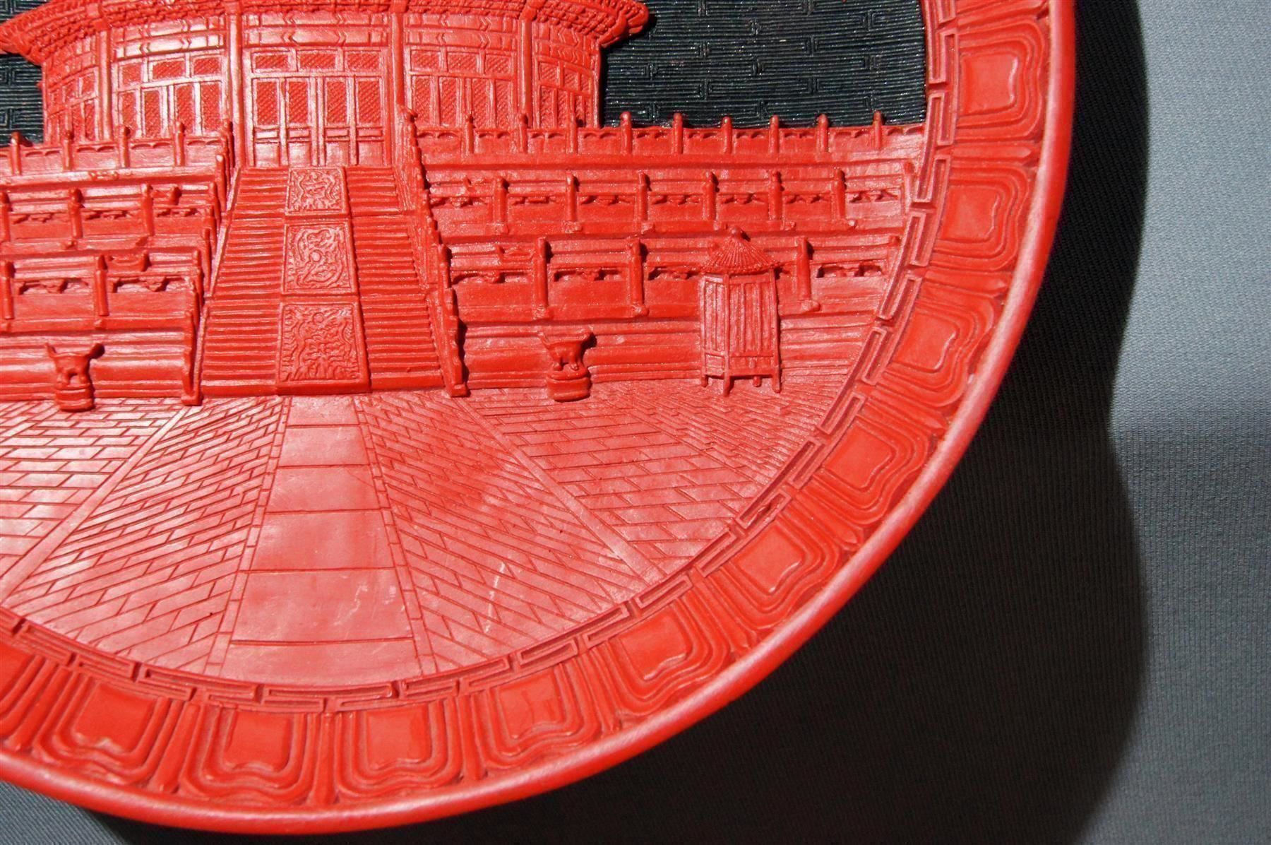 Teller: Grosser Rotlackteller mit Tempel des Himmlischen Friedens – Neu (gemäss Beschreibung) aus Geroldswil von ARTEFACTO 4