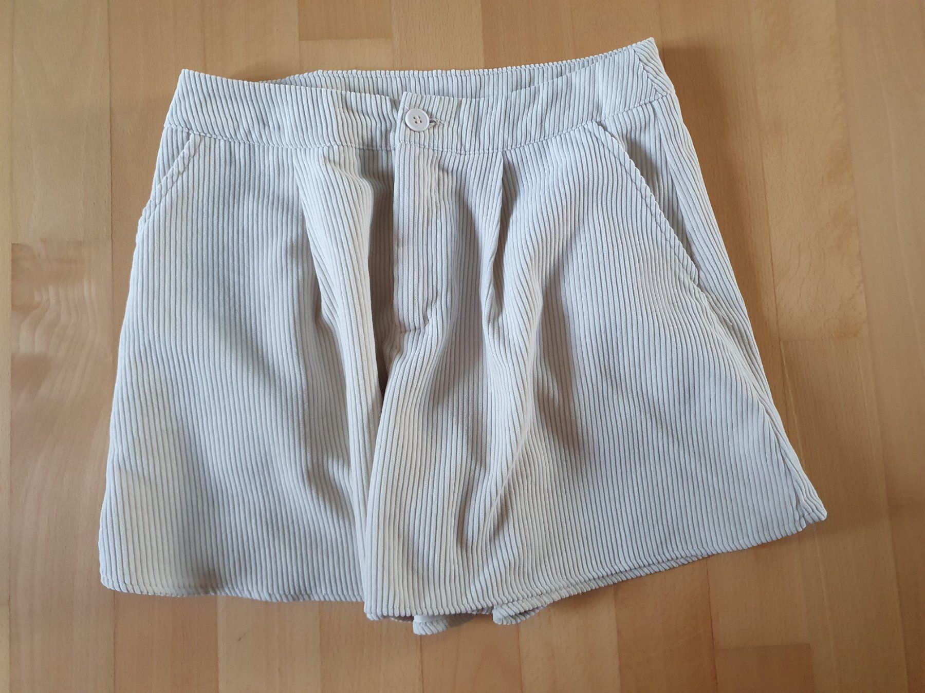Pantalons: Kurze beige Cordhose Gr. M – D'occasion à Winterthur par Natascha_1994 1