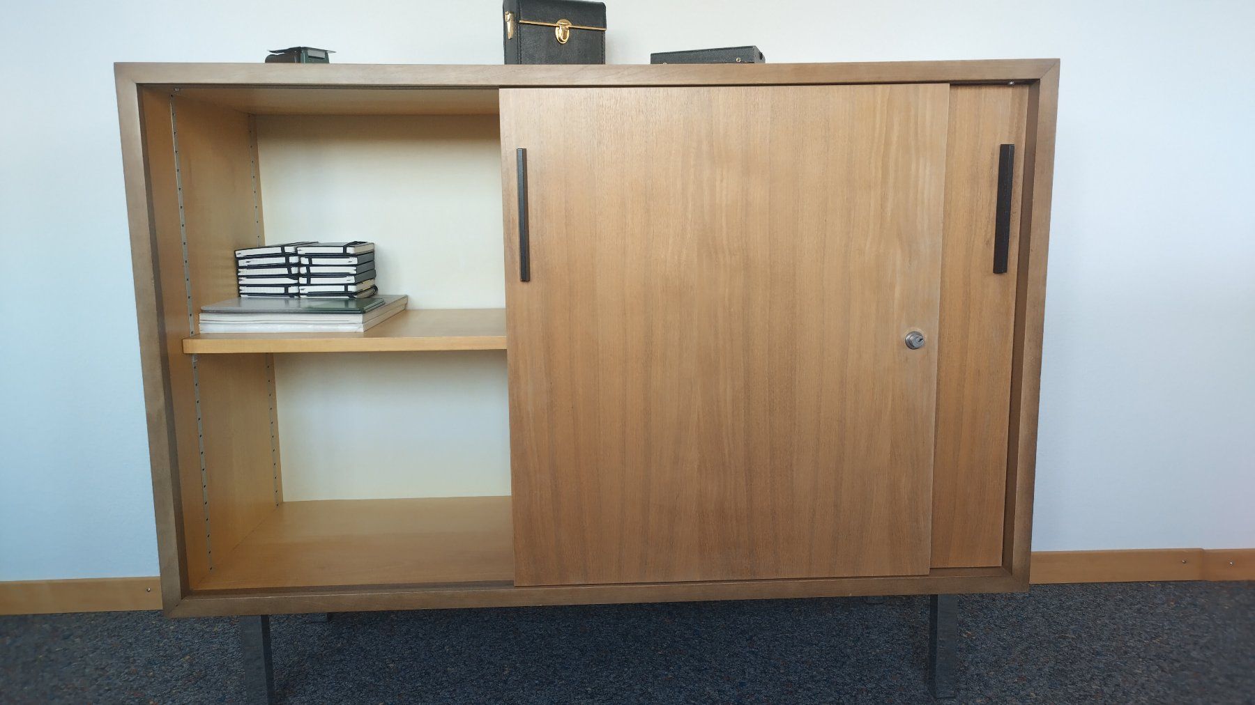 Cassettiere: Sideboard aus Holz mit Schiebetüren – Usato da Zollikerberg venduto da Alasaka2013 5