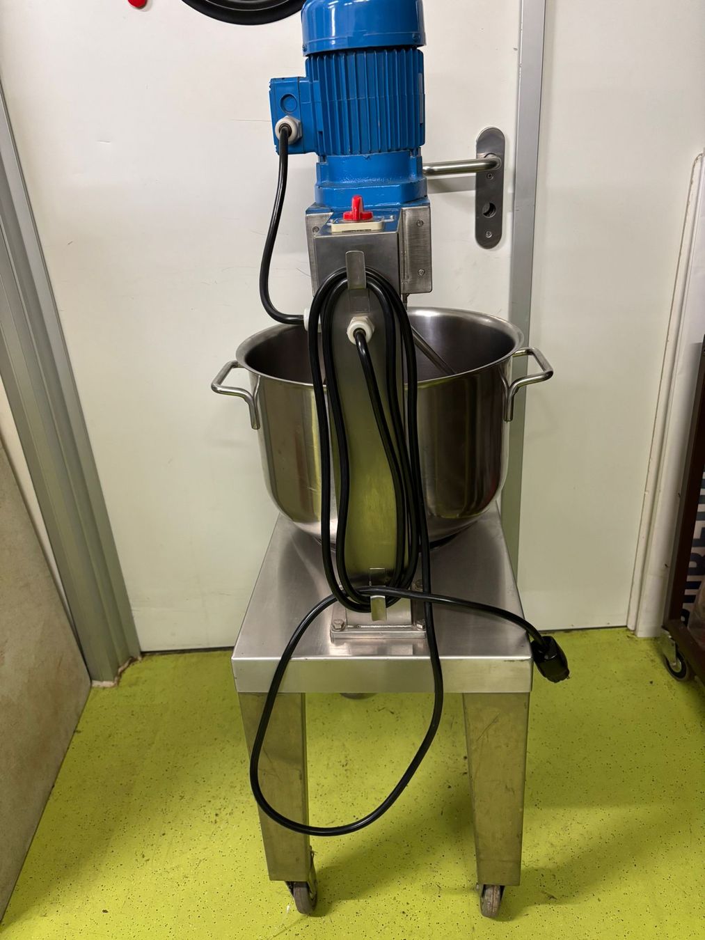 Küchengeräte: Knetmaschine/Rührmaschine – Gebraucht aus Zollikofen von BD3 1