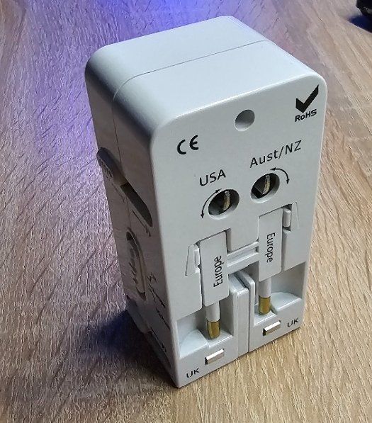 Unità & Adattatore: Reiseadapter Worldwide mit USB Anschluss – Usato da Adlikon b.Regensdf venduto da Cappo
