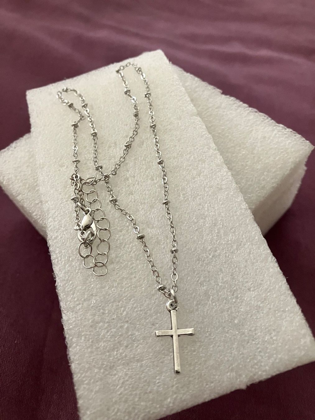 Catenine: Hübscher Modeschmuck, einfache silberfarbene Kette mit Kreuz – Nuovo e nell'imballaggio originale da Affoltern am Albis venduto da Dlotti 1