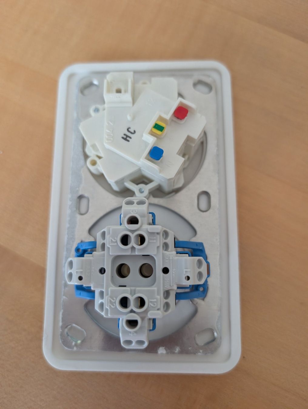 Stecker: Steckdose 3-fach / Schalter – Gebraucht aus Wermatswil von Urs8615 1