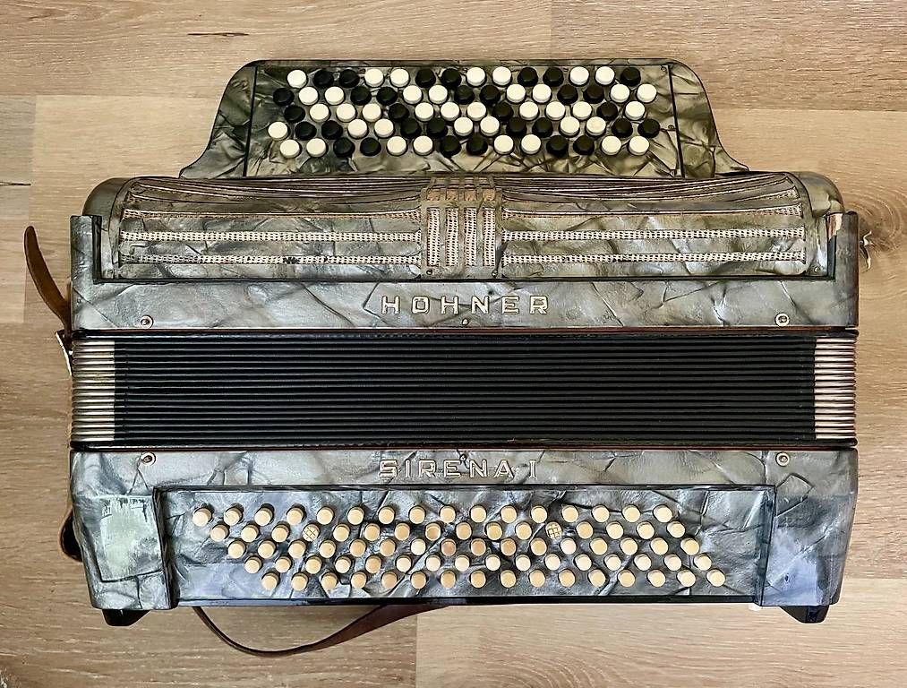 Hohner Strumenti musicali: Akkordeon Hohner Sirena I – Usato da Zug venduto da Kras1