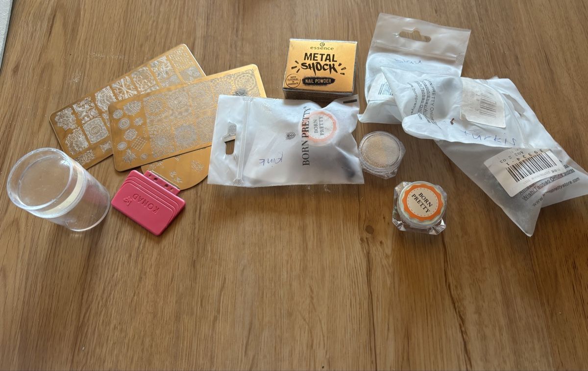 Smalto per unghie: Set: Nageldesign (Stempel und Glitzerpulver) – Usato da Roggwil BE venduto da R..