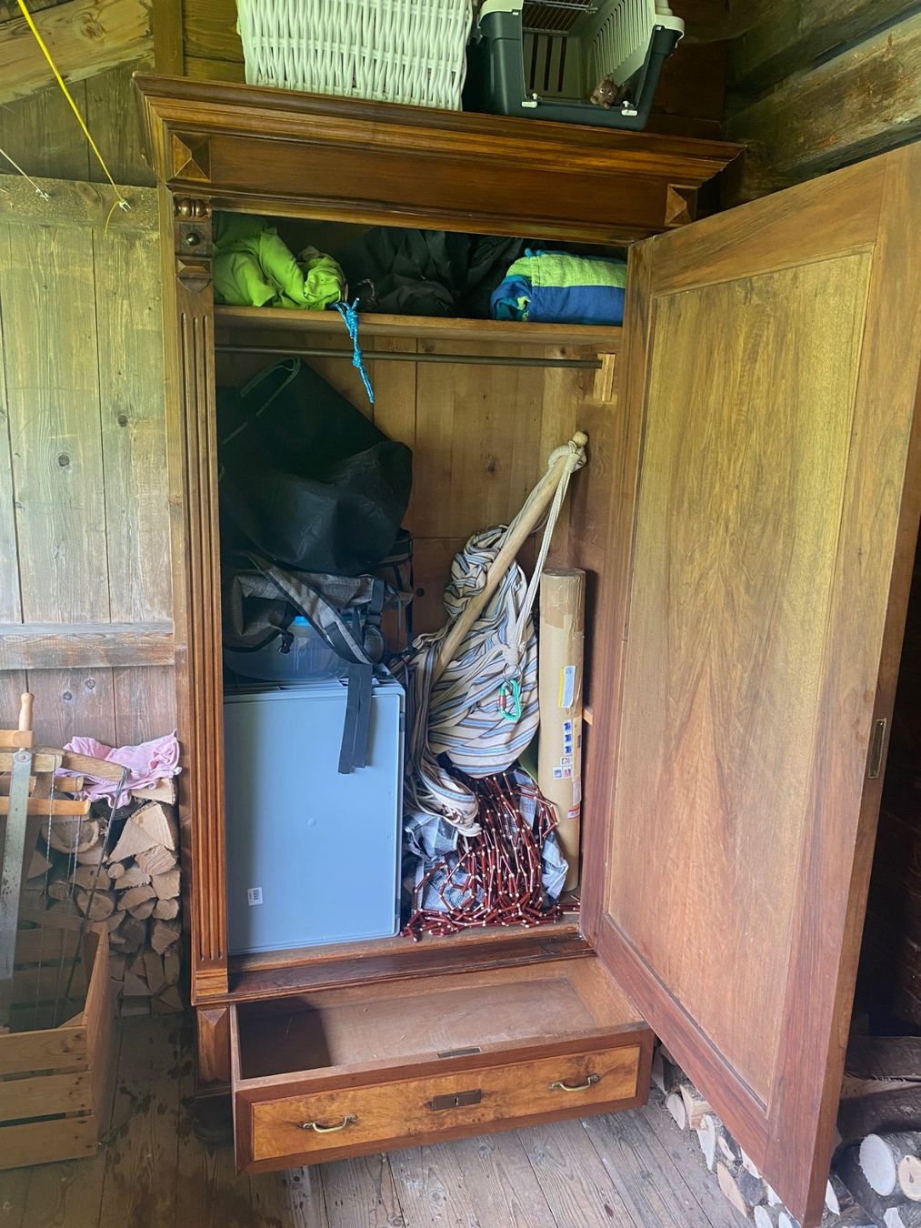 Armadi: Holzschrank Nussbaum – Usato da Giswil venduto da friema69 2
