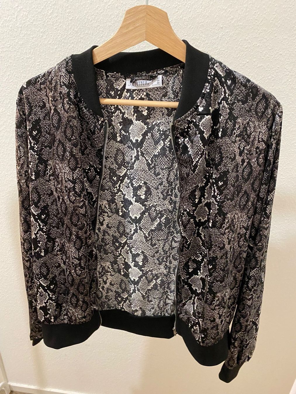 Giacche: Janina Blouson / leichte Jacke Schlangenmuster Gr. 42 – Usato da Pratteln venduto da a23_j2gs