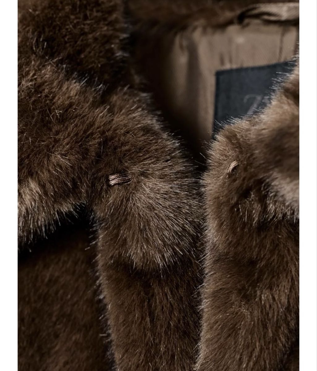 Zara Giacche: FAUX FUR SHORT COAT WITH TOGGLES – Nuovo (secondo la descrizione) da Zürich venduto da Smartcookies 2