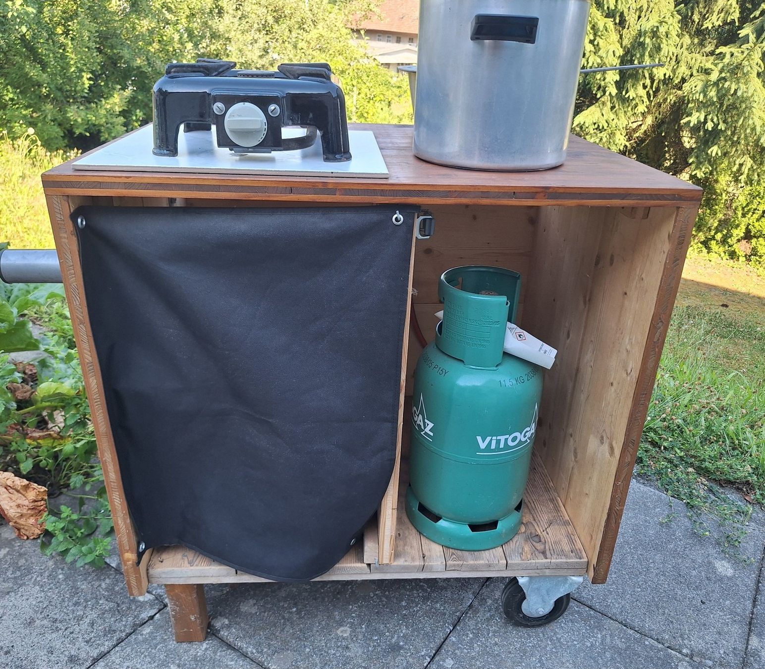 Griglie: Outdoor-Küche Eigenbau aus Holz – Usato da Vordemwald venduto da Denny