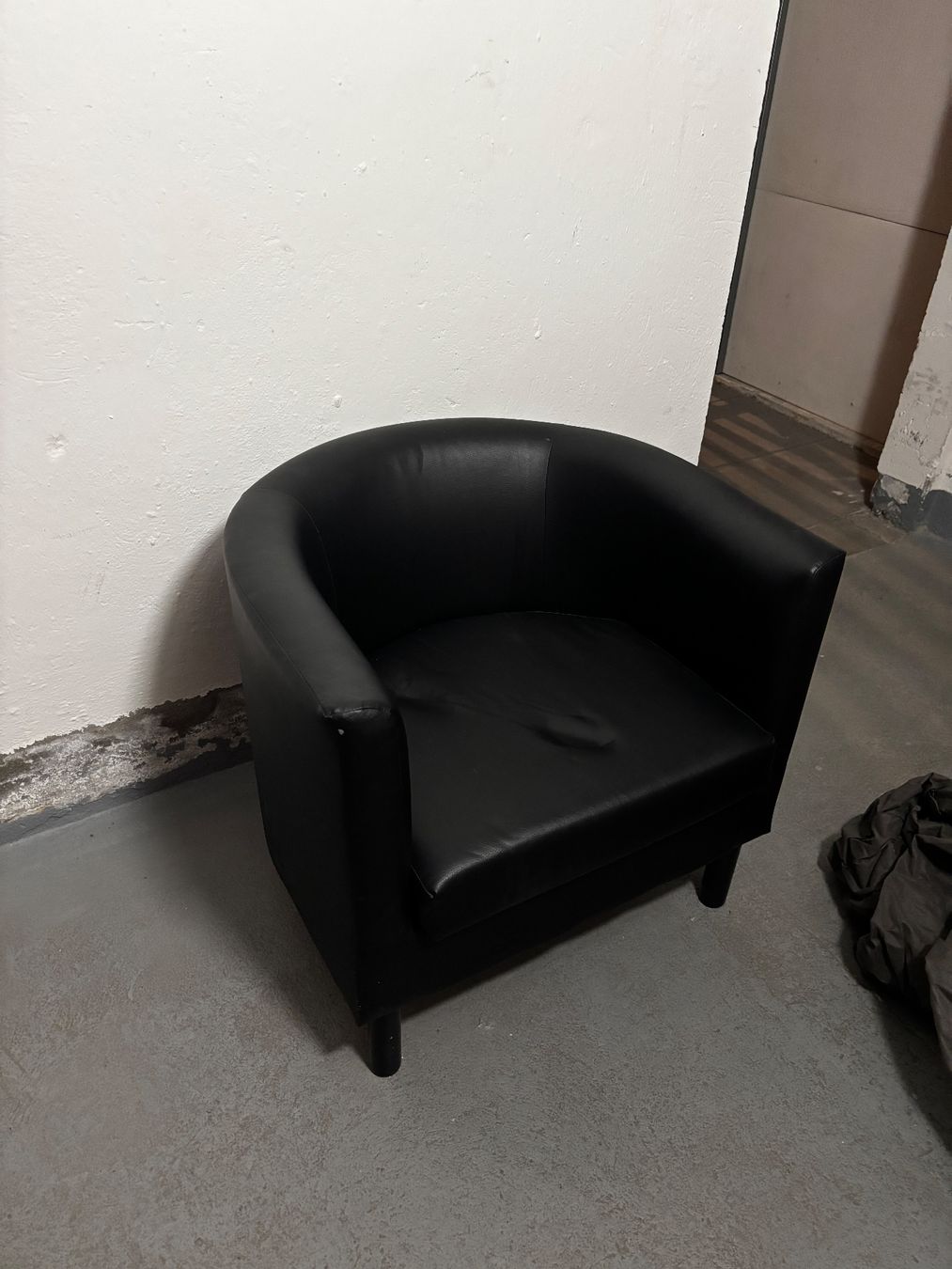 Poltrone: Schwarzer Ledersessel Gratis – Usato da Zürich venduto da KsLind