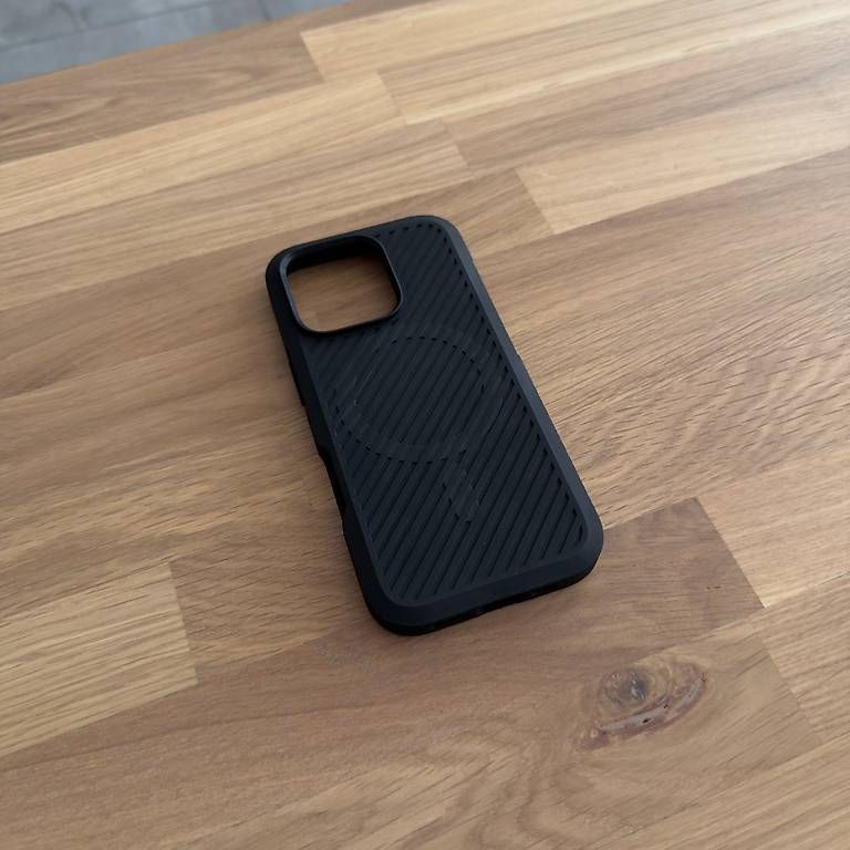 Spigen Cover & Protezioni schermo: SPIGEN Core Armor Case (iPhone 16 Pro, MagFit) – Usato da Widen venduto da flavio_marchi 1
