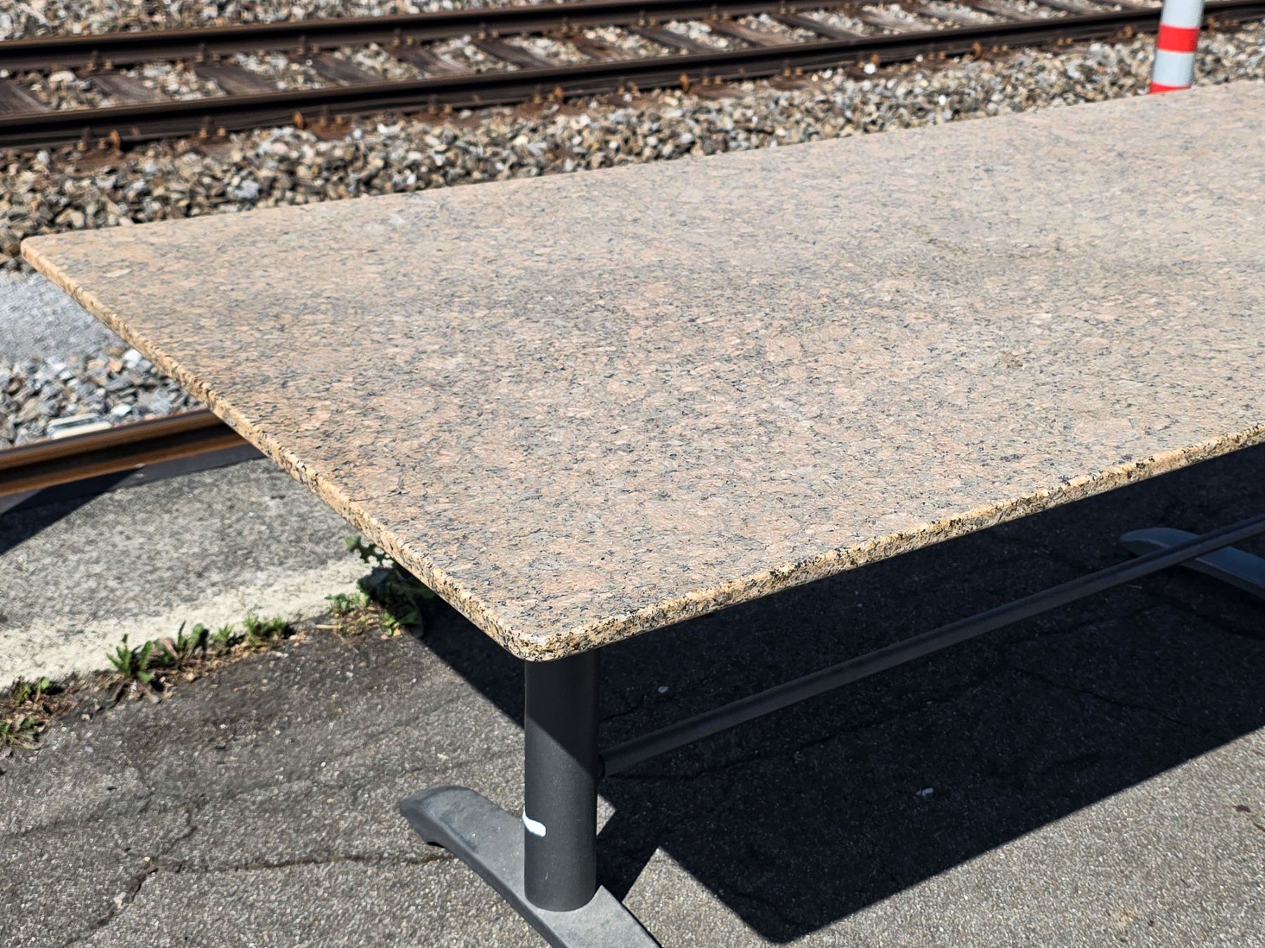 Tavoli: Gartentisch Granit - Metallgestell - Ref. 05/61 – Usato da Au ZH venduto da BrockiAu 8