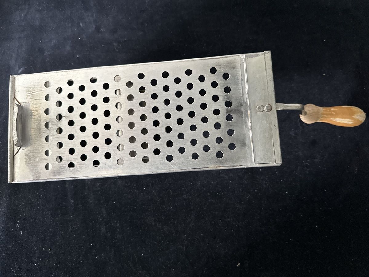 Elettrodomestici da cucina: Vintage alter Chnöpfli-Sieb – Usato da Zürich venduto da Chaeffeler 3