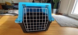 Blaue Transportbox für Haustiere