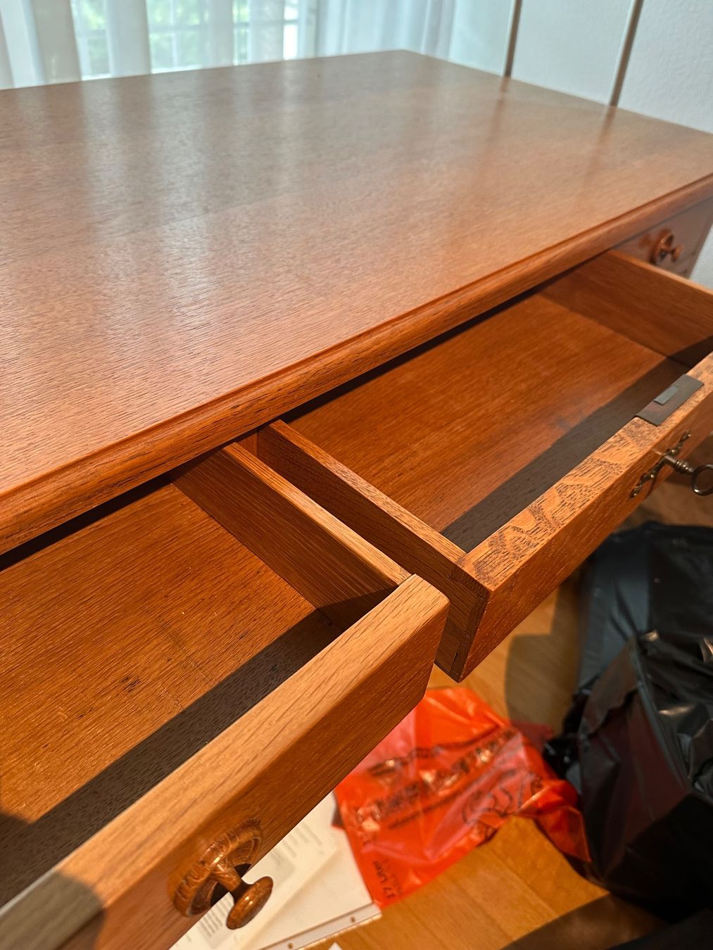 Bureaux: Schreibtisch Holz Massiv – D'occasion à Wetzikon ZH par s.ochsner 2