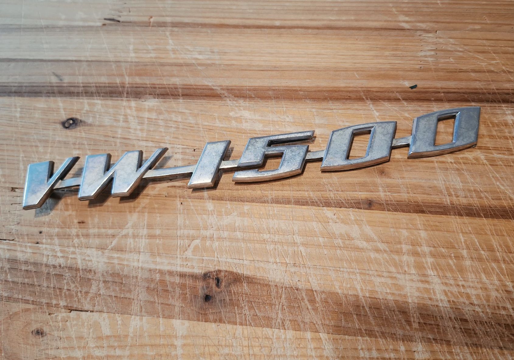 VW Alle Autoersatzteile: VW Käfer ,,1500" Emblem – Defekt aus Triesen von BLACKSHEEP75