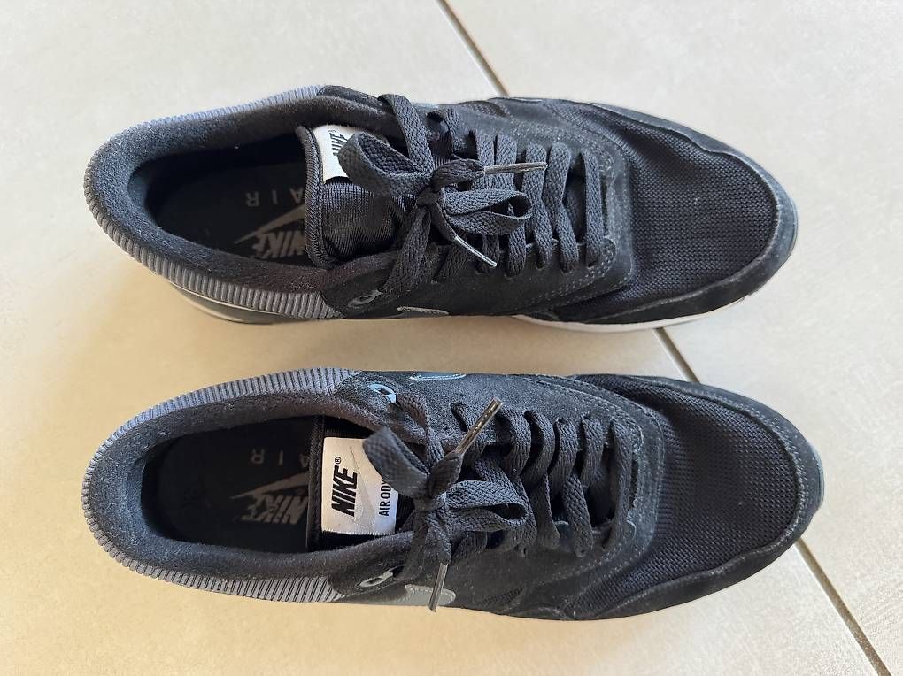 Nike Chaussures hommes: Nike Air Sneaker schwarz grau Grösse 44 – D'occasion à Hausen am Albis par Peterpan1234 3