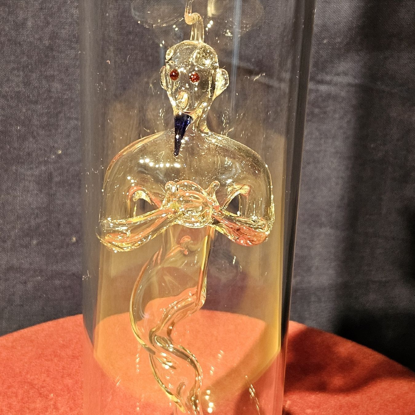 Altro: Studer Grappa Vecchia Flasche mit Glasfigur, 38cm hoch – Usato da Kriens venduto da gra_fhn7 1