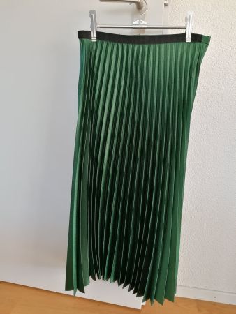 faltenrock gr. 34-36 tannengrün glänzend