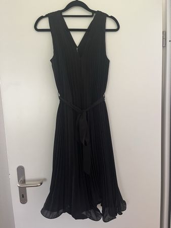 Naf Naf Kleid schwarz plissiert mit Gürtel Grösse 36