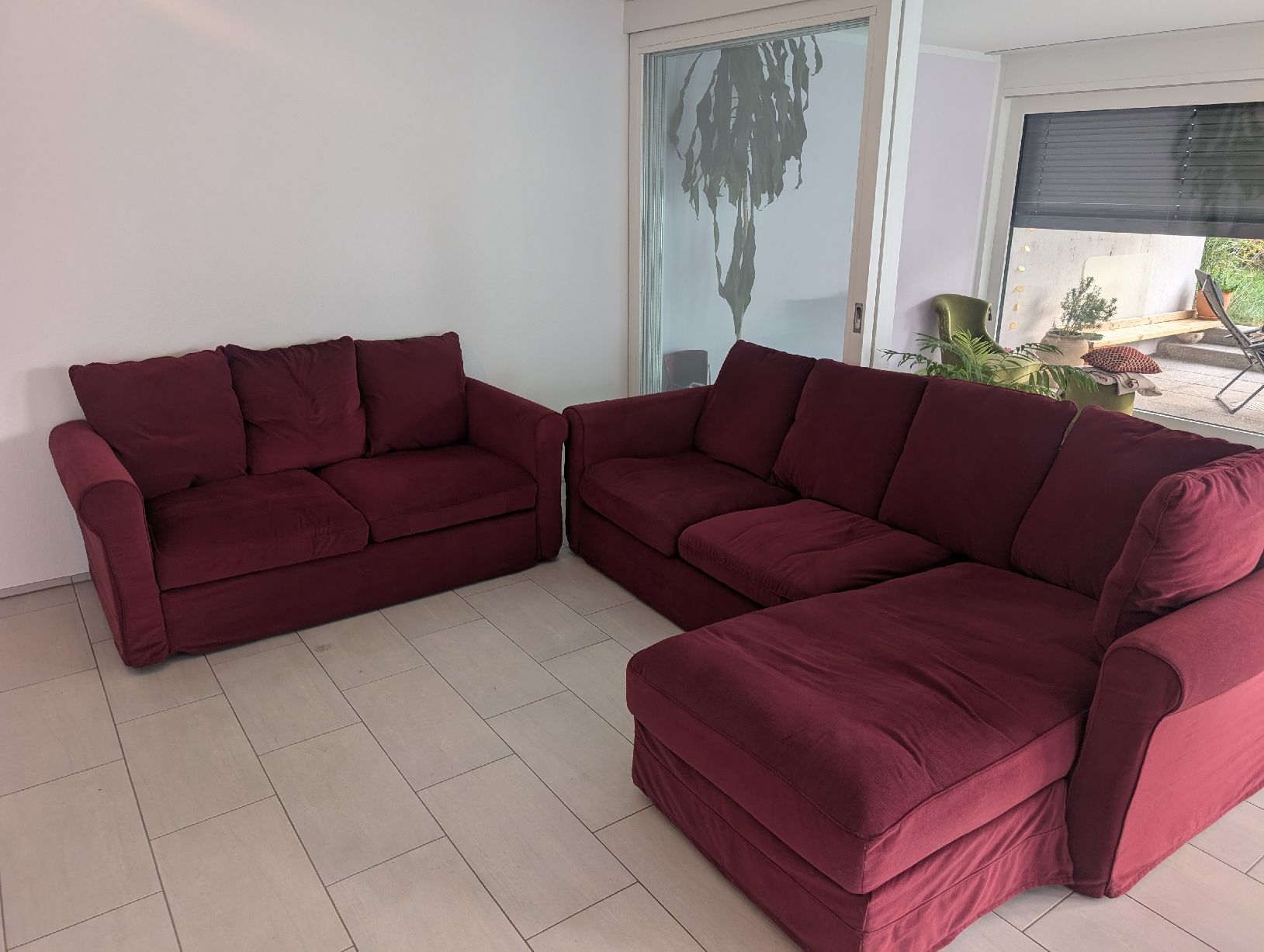 Ikea Divani: Sofa set burgundy 2-seater and corner sofa very comfortable. – Usato da Binningen venduto da cor_qgz7 1