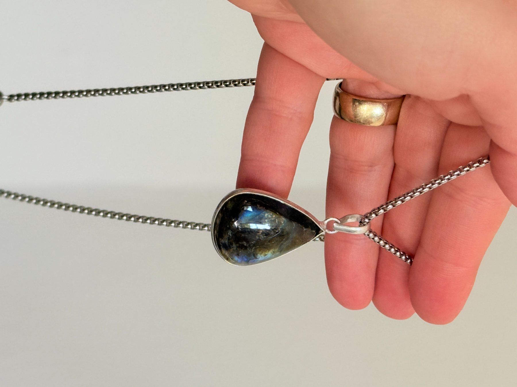 Colliers: Collier pendentif labradorite – Neuf avec emballage d'origine à Genève par AGBERG 1
