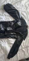 Trendiger Glanz-Look: Schwarzes Lack-Outfit, Grösse 36