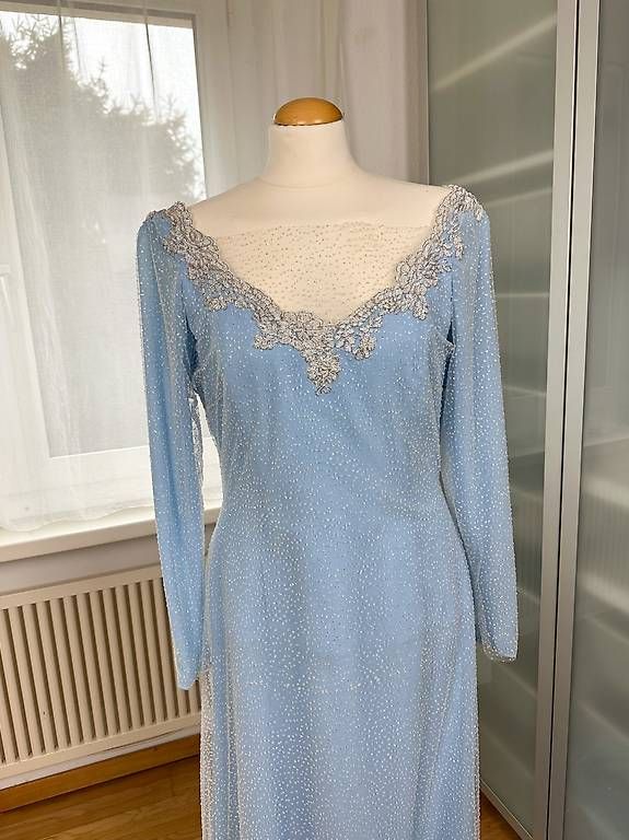 Kostüme: Elegantes hellblaues Kleid mit Schleppe – Gebraucht aus Zumikon von luthien1805 2
