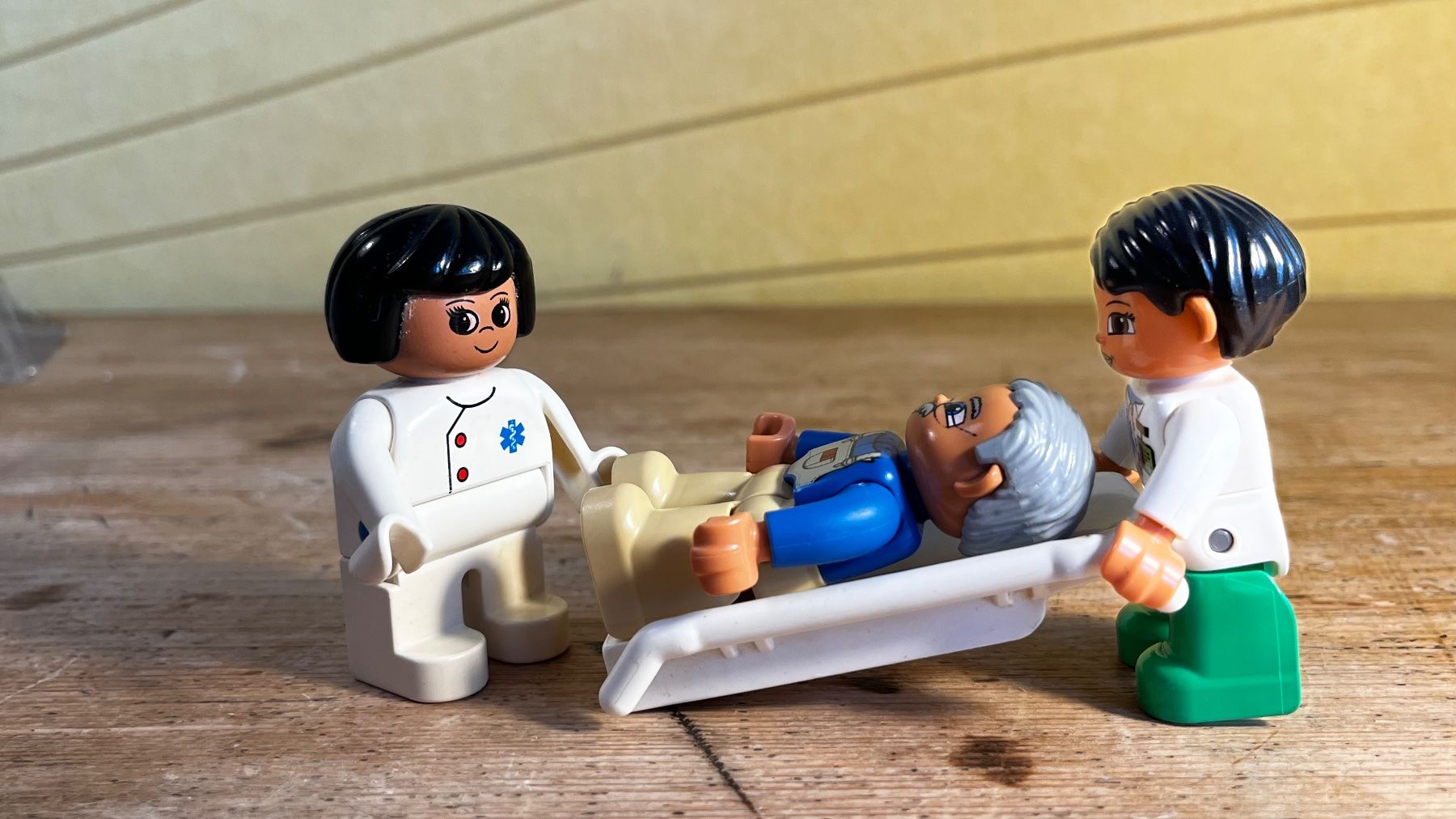 Lego Statuette: LEGO Duplo Notfall 2 Krankenschwestern mit Verletzem – Usato da Ennetbaden venduto da teo_yg9s 7