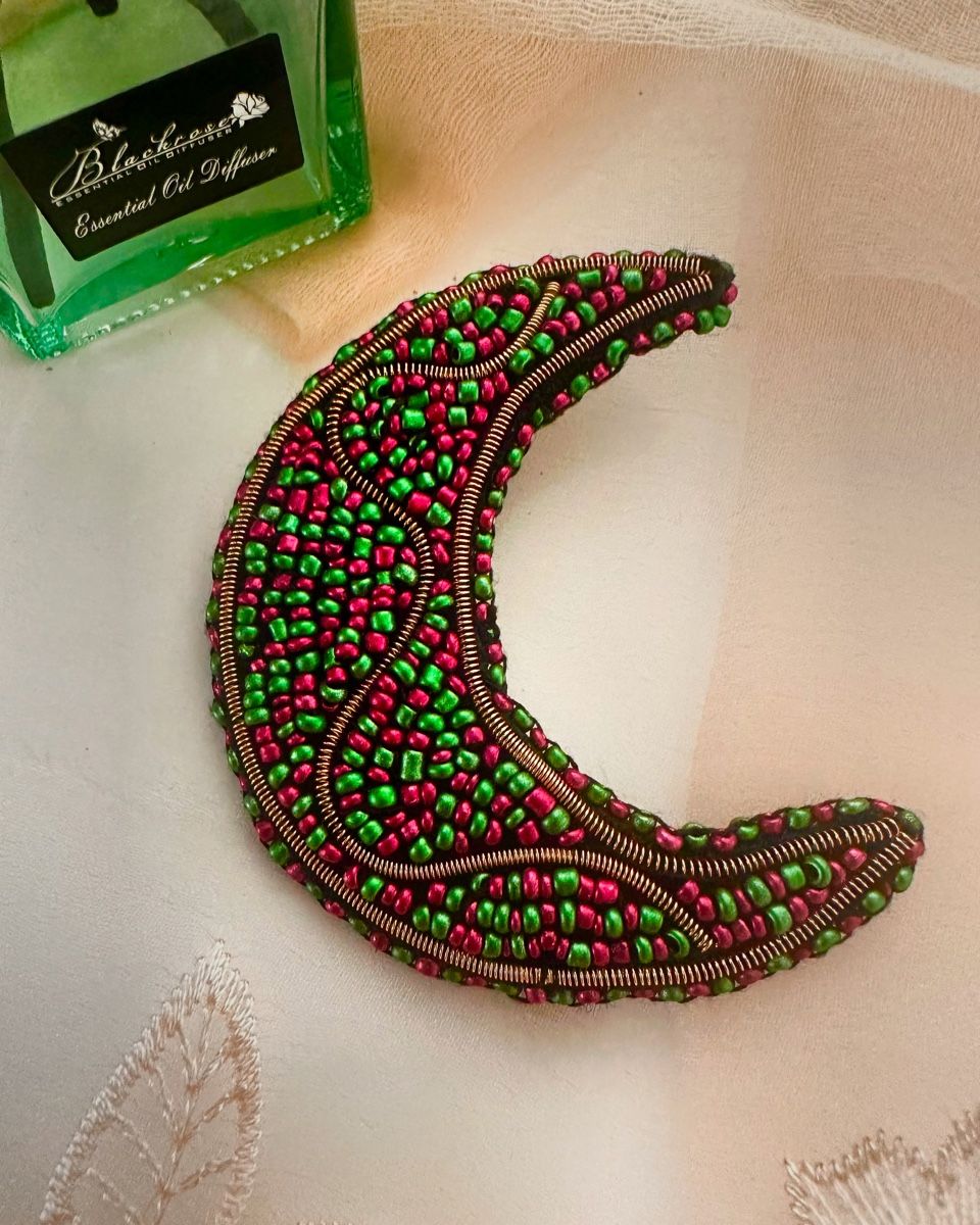 Spille & Fermagli: Handmade Beaded Crescent Moon Brooch Pin – Nuovo (secondo la descrizione) da Oftringen venduto da Eylem79 1