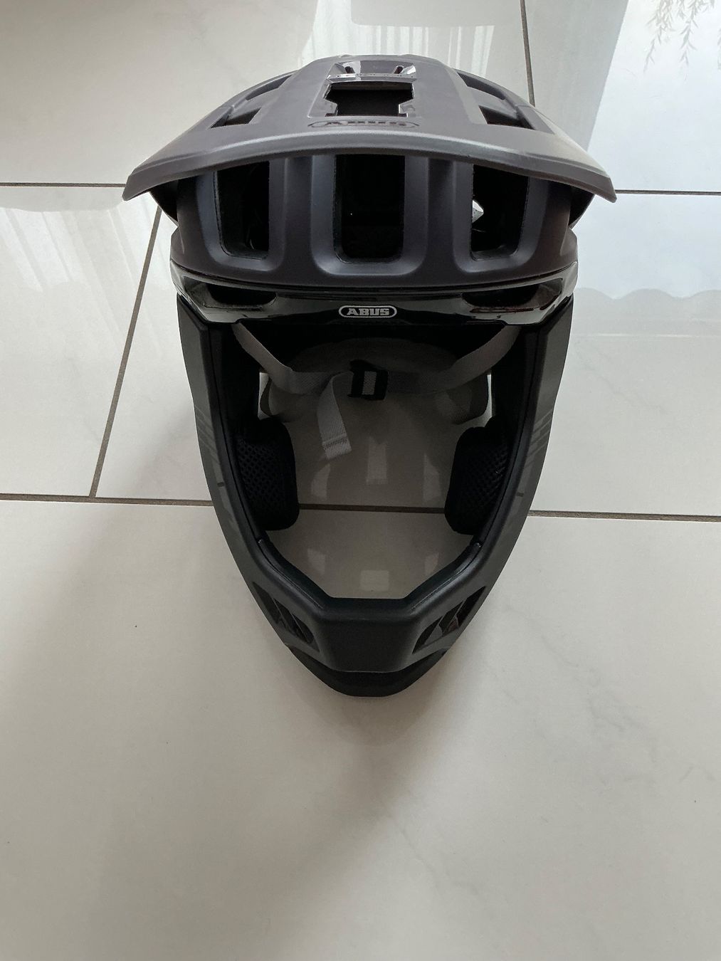 Abus Caschi: Abus Fullface Helm Targus Gr. 55-58 – Nuovo (secondo la descrizione) da Biel-Benken BL venduto da Sahra1 1