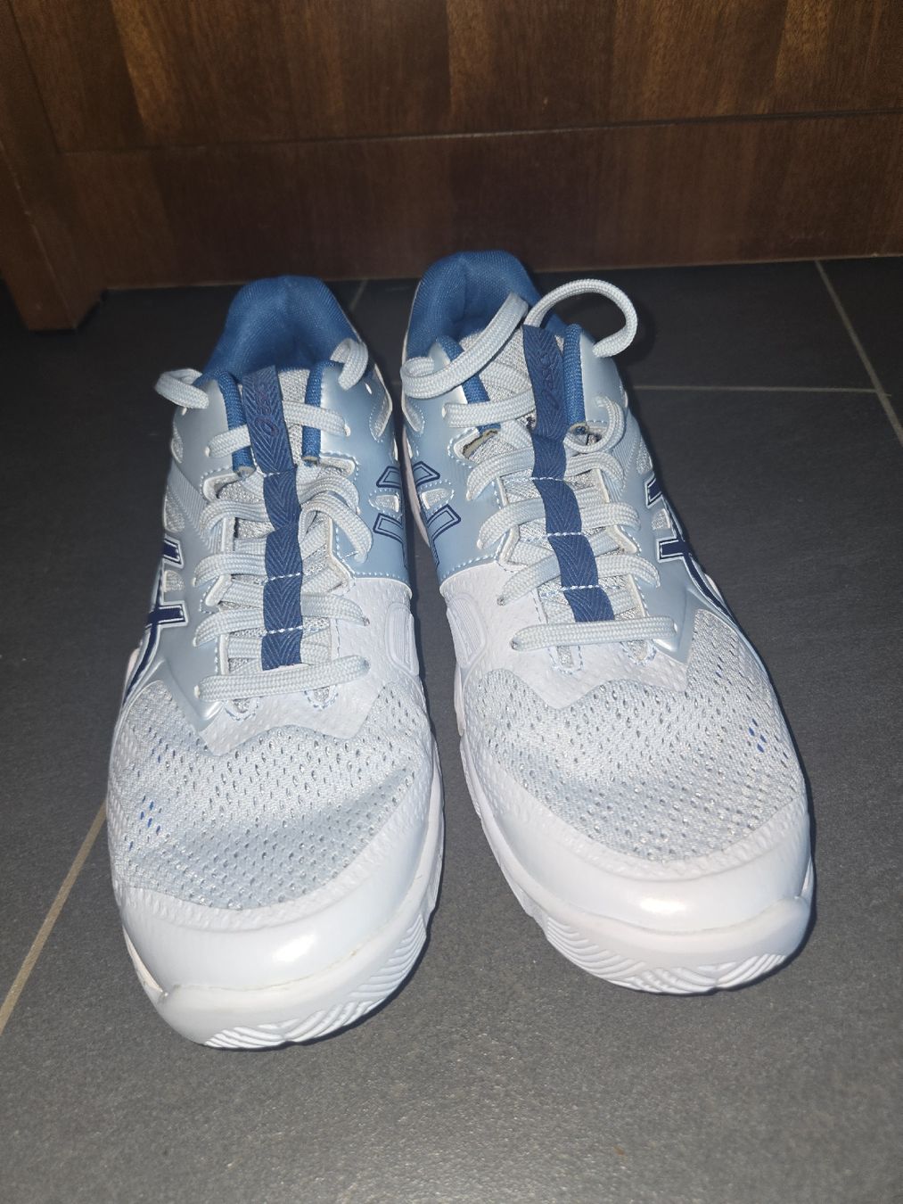 Asics Chaussures femmes: Asics Hallenschuhe Damen hellblau Grösse 41.5 – Neuf (Voir description) à Uttigen par Lami0608 1