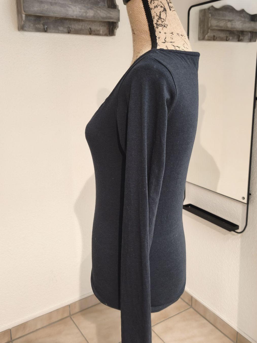 Maglioni & Felpe: Dunkles Langarm-Shirt Gr. M mit Spitzenbesatz – Usato da Emmetten venduto da SecondhandSiska 1
