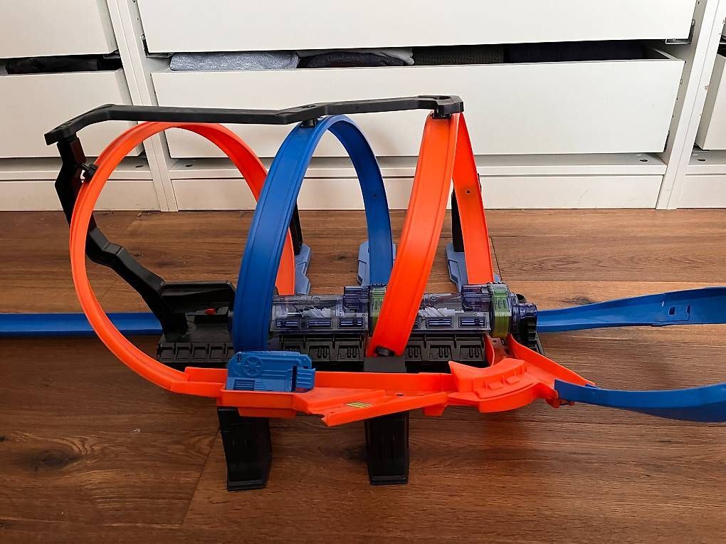 Spielzeuge: Hot Wheels Korkenzieher-Crash Trackset mit 3 Autos – Gebraucht aus Mühlethurnen von JackyCindy