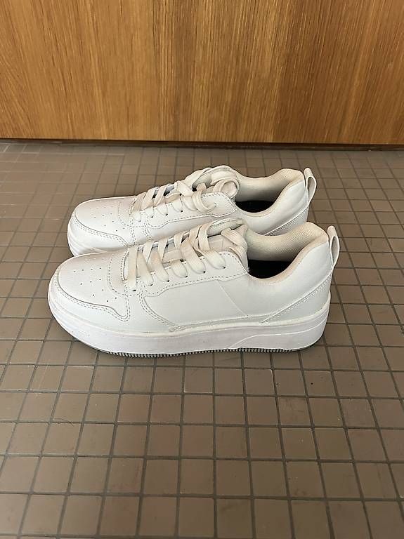 Pull&Bear Scarpe da donna: weisse Schuhe – Usato da Gais venduto da T_iziana 1