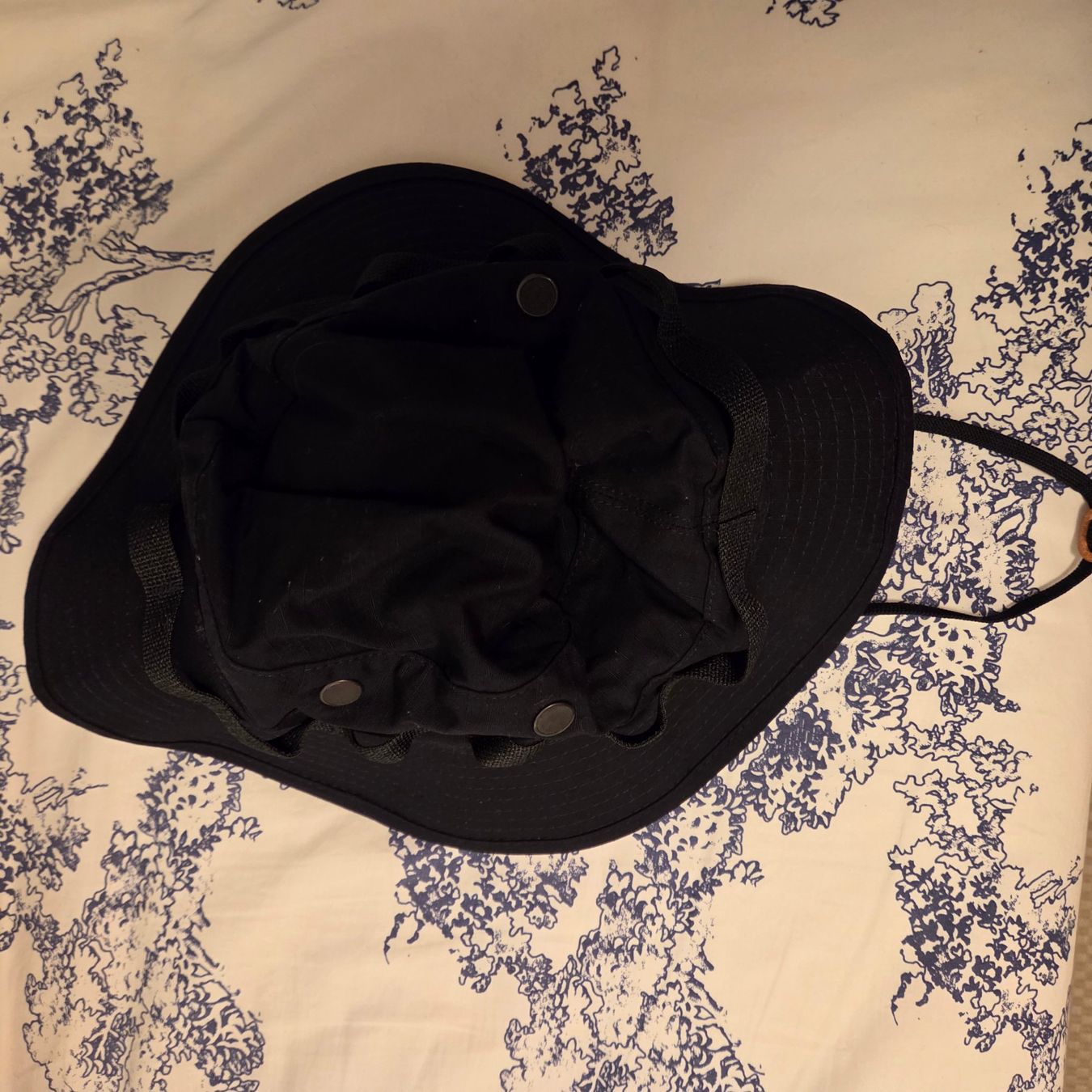 Hüte, Mützen & Caps: Chapeau noir – Gebraucht aus Conches von mrp_qpt5