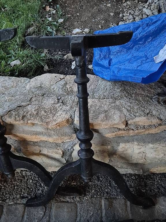 Sonstiges antikes Mobiliar: 2 pieds de table en fonte  – Gebraucht aus La Chaux-de-Fonds von vorlure