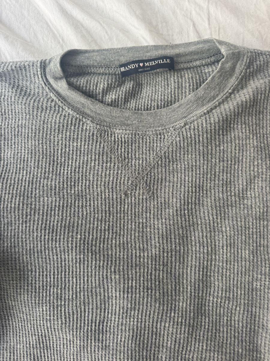 Brandy Melville Pulls & Sweat-shirts: Pull Brandy Melville gris à texture gaufrée taille unique – D'occasion à Genève par lejardindesvetements 2
