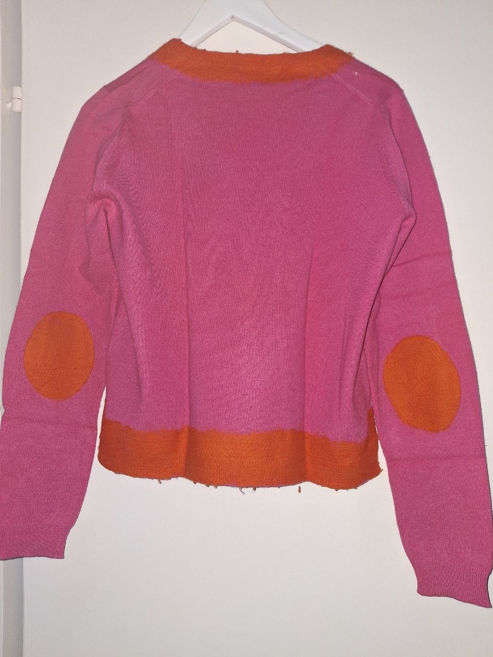 Prada Maglioni & Felpe: Süsser Pink-orangener Prada Pullover – Usato da Solothurn venduto da Mayla92 3