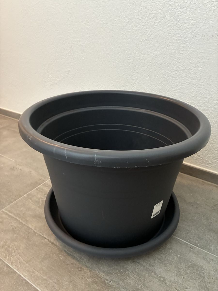 Vasi per fiori: Schwarzer Blumentopf mit Untersetzer, Top Zustand! – Usato da Gelterkinden venduto da Kikierenda