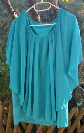 Haut turquoise manches papillon taille 52 