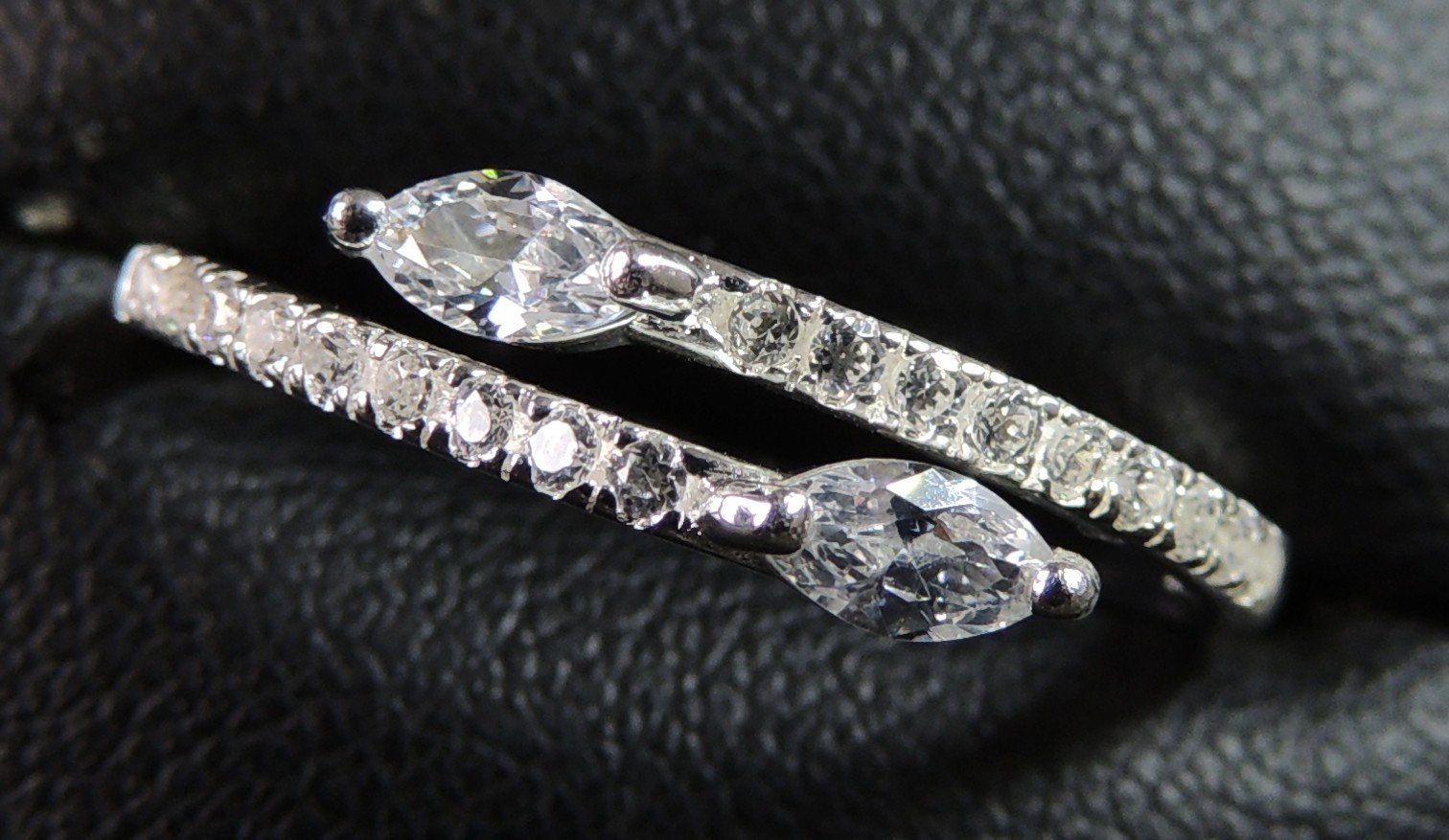 Anelli: Silber 925 Fingerring mit Zirkonias – Nuovo e nell'imballaggio originale da Waldenburg venduto da schaller707