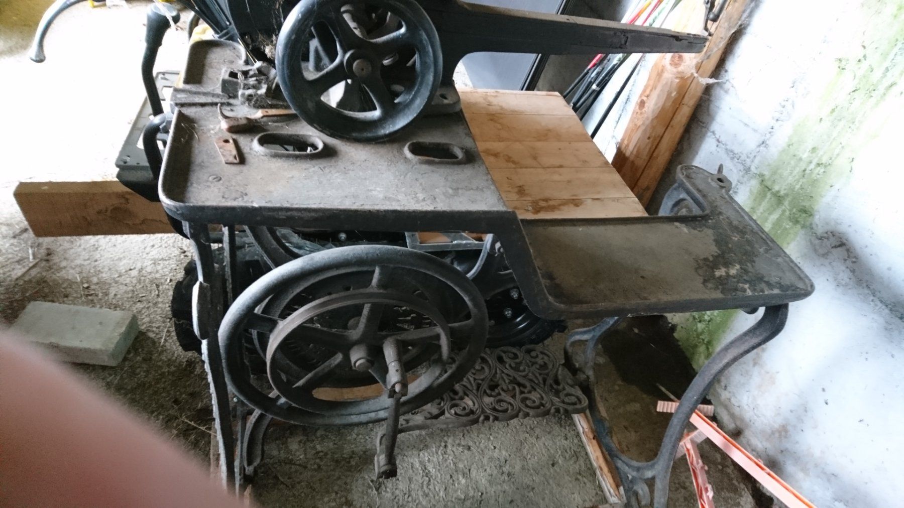 Macchine da cucire: Alte Nähmaschine – Difettoso da Achseten venduto da Pris 6