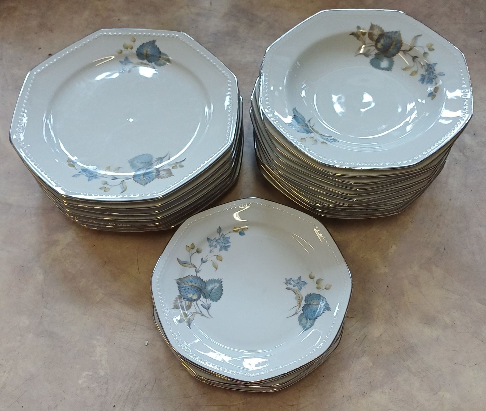 Piatti: 22 Teller Blumenmuster , Silberrand Schirnding Bavaria – Usato da Merenschwand venduto da Brockinell