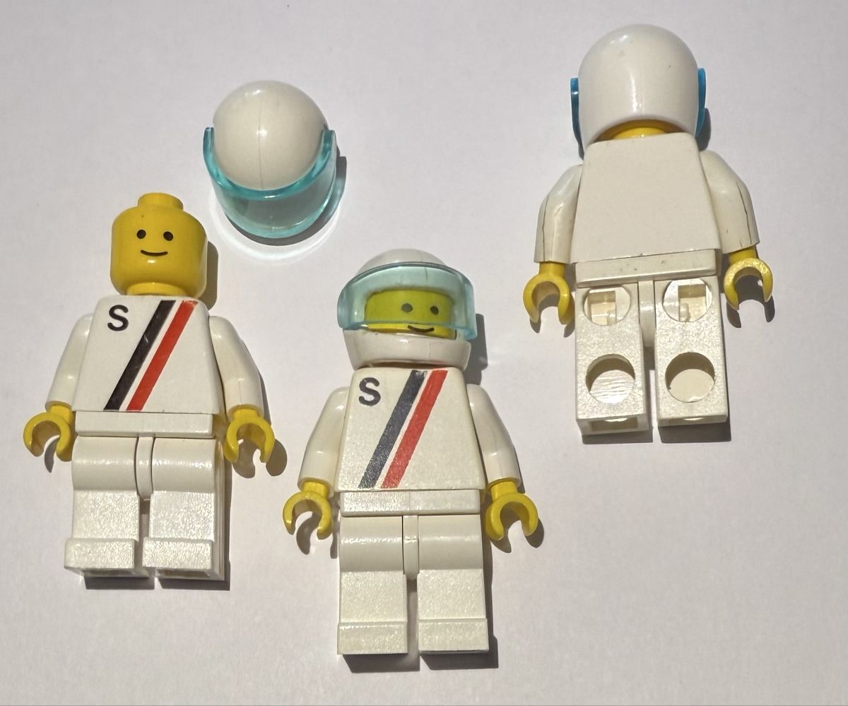 Lego Spielzeuge: 3 Stück Lego Figuren Rennfahrer alt. – Gebraucht aus Rheinfelden von zim_2hqc 1