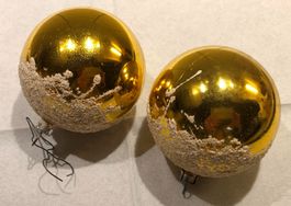 Duo ältere Weihnachtskugeln, Goldfarben mit "Schnee-Glitzer"