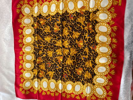 Foulard Christian Dior motif abeilles léopard