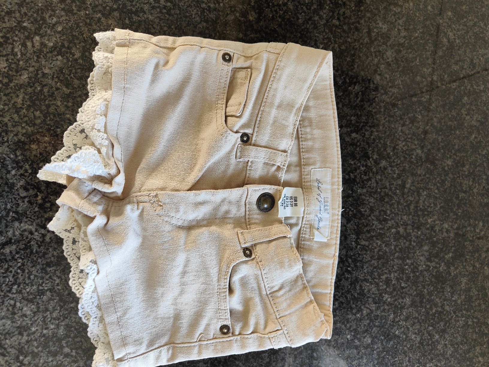 H&M Hosen: Kurze Hose H&M beige mit Spitze Grösse 98 Mädchen  – Gebraucht aus Küssnacht am rigi von Alee13
