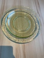 Glasteller mit Grünstich